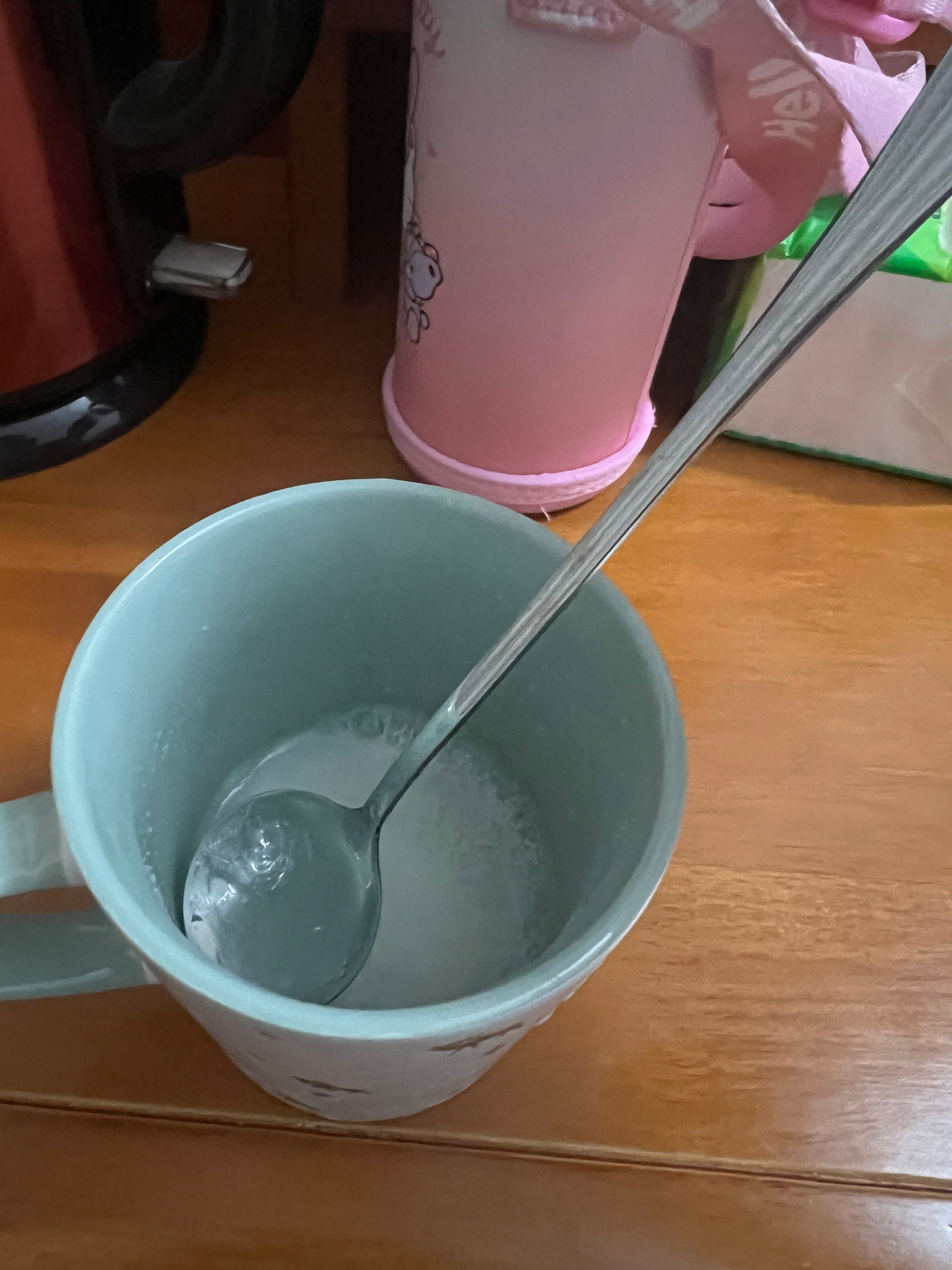 今天和我妈逛街的时候～终于给买了一个合适的勺子用来冲东西喝的时候搅拌就一个小玩意