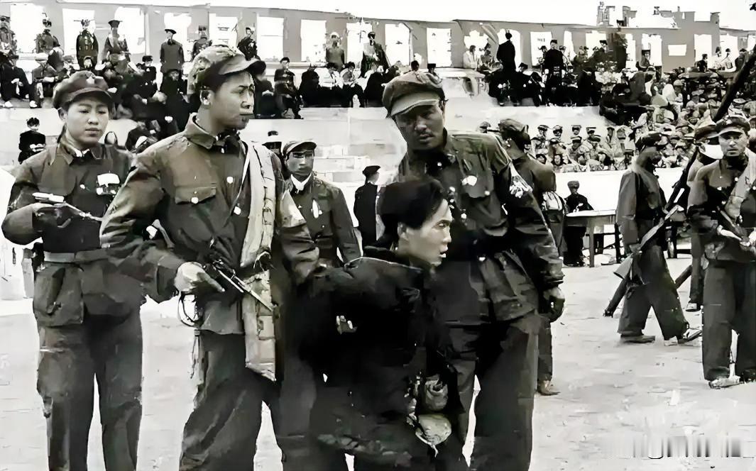 1948年女校长被押上囚车，特务冒死拽住她放她走，她的选择让人泪目
 
1948