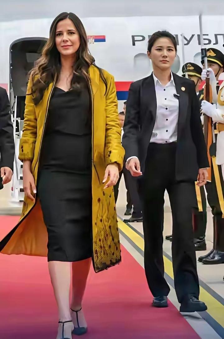 武契奇夫人贴身女保镖圈粉！这位女保镖身形娇小却气场拉满，身姿挺拔，全程保持半步侧