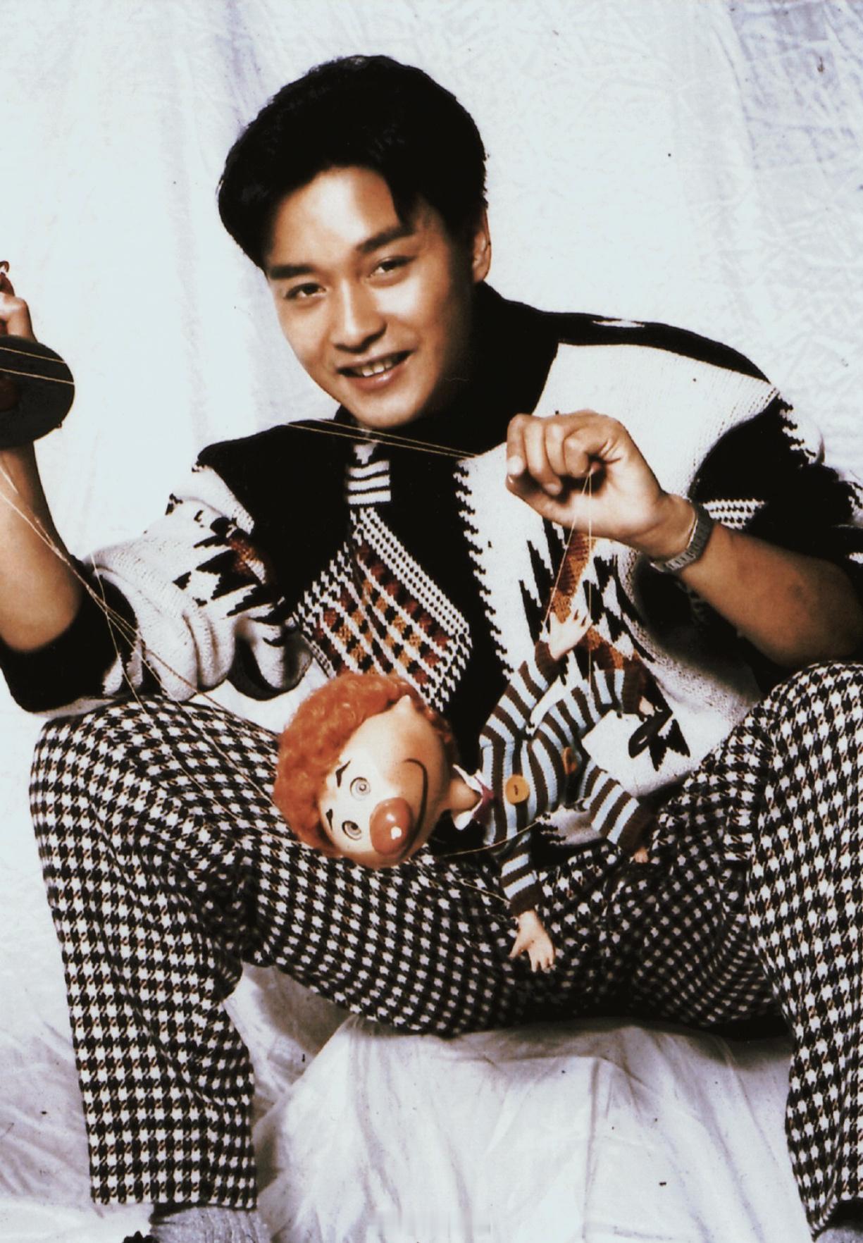 张国荣旧相簿子  暖暖的英伦假日风💖——玩提线木偶的Leslie，青葱岁月的张