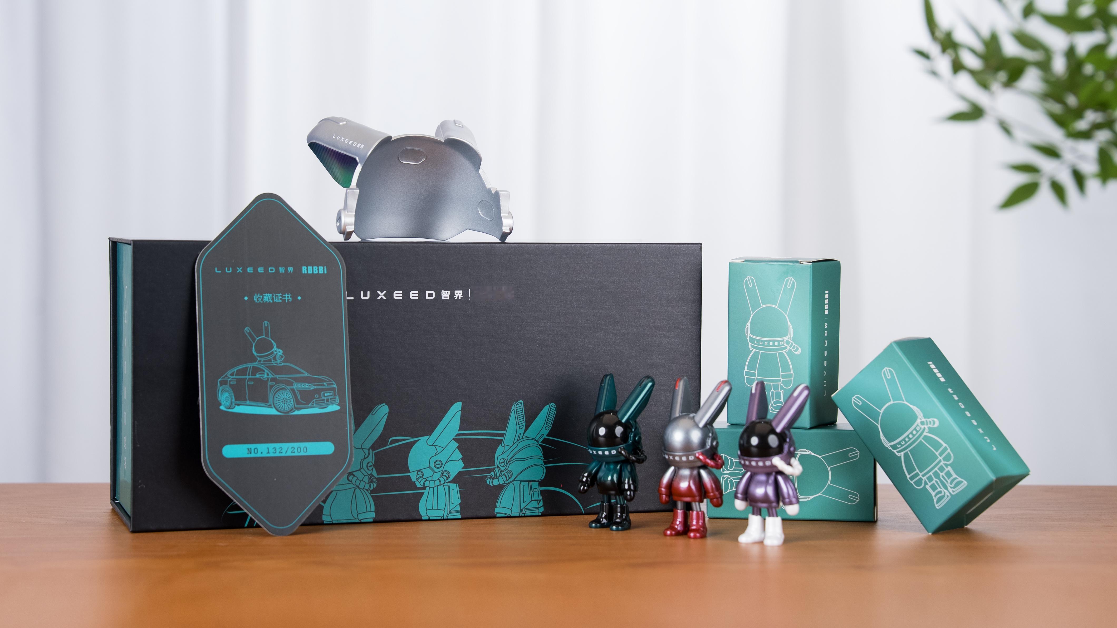 智界&ROBBi联名礼盒里面有3个专属车色定制手办1个可以装在车里的音响帽还有一