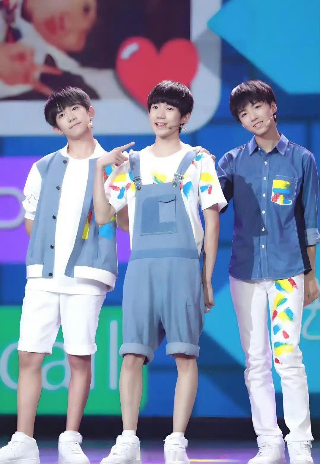 李飞把TFBOYS签名照放保险柜李飞我想要王俊凯王源易烊千玺合体TFboys的签