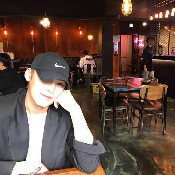 金珉奎不明显上班头像打工人头像上新，金珉奎工位背影图，连帽衫遮脸背着书包，安安静