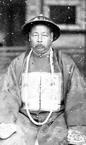 同治末年，左宗棠刚把造反的阿古柏干翻，朝廷却下令把他三个小孙子净身入宫。

左宗