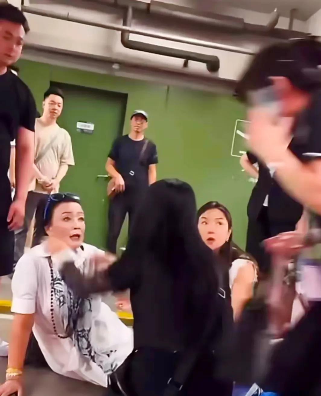 在那璀璨夺目的直播之夜，张兰女士的一次意外跌倒，仿佛是天意巧妙的安排，让她与财神