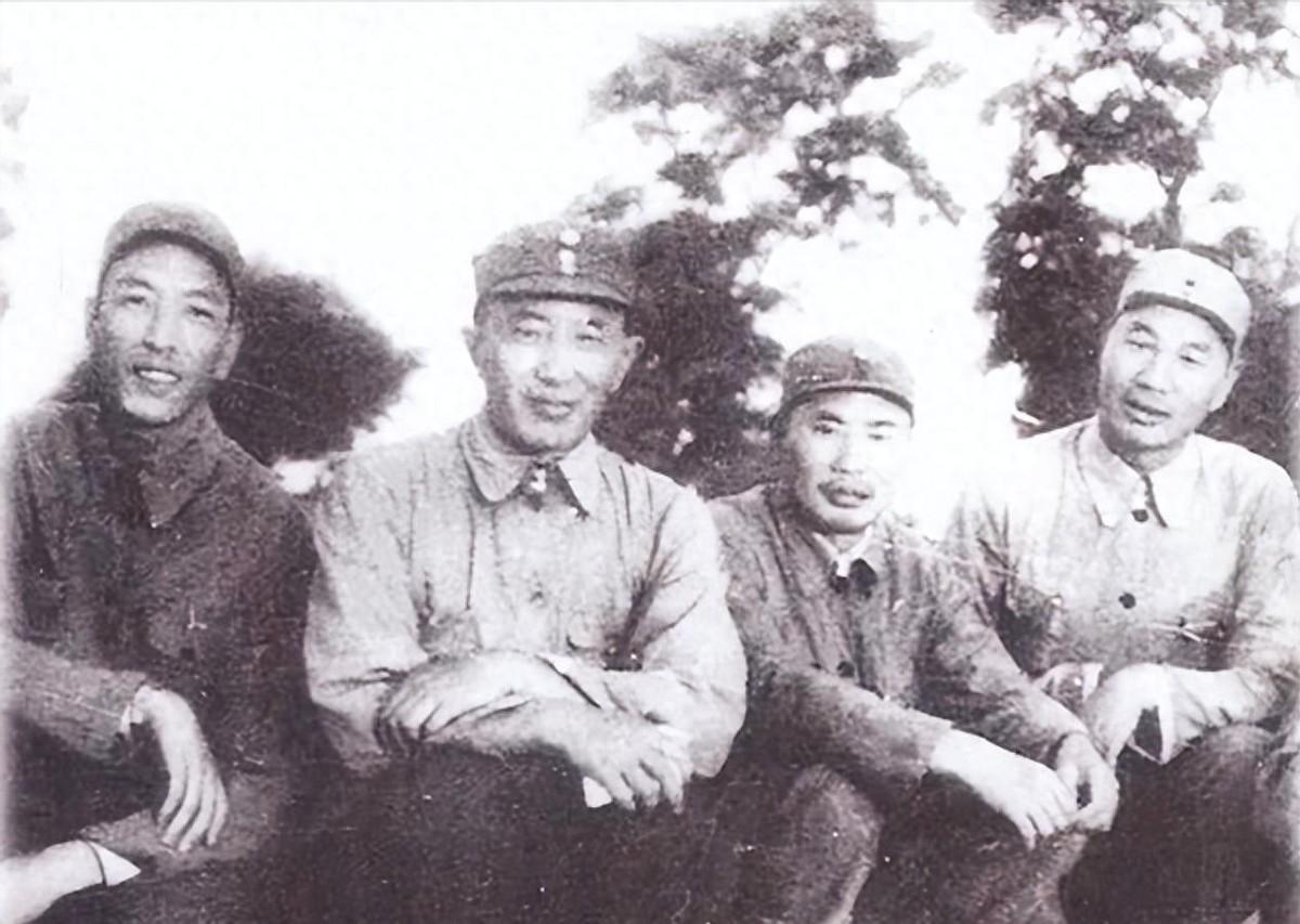 罗瑞卿用驳壳枪指着耿飚质问团长：你们团怎么回事，阵地为何会失守，你们到底怎么打仗