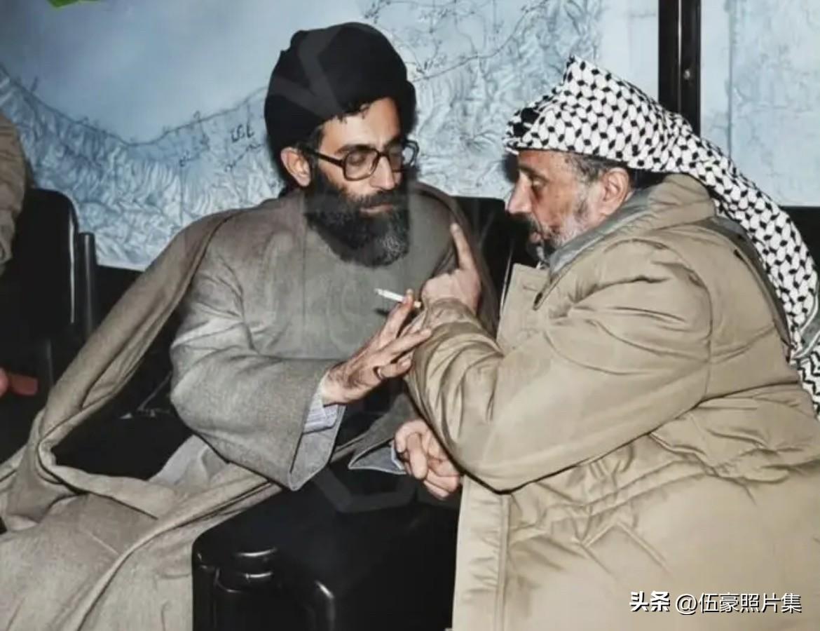 1979年2月17日，伊朗伊斯兰革命胜利仅数天后，巴勒斯坦解放组织主席亚西尔·阿