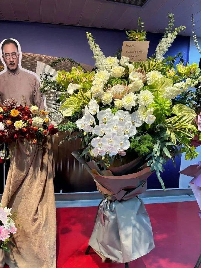 王一博给胡军送花   王一博送花祝胡军演出顺利  王一博用送花传递温暖，祝胡军老
