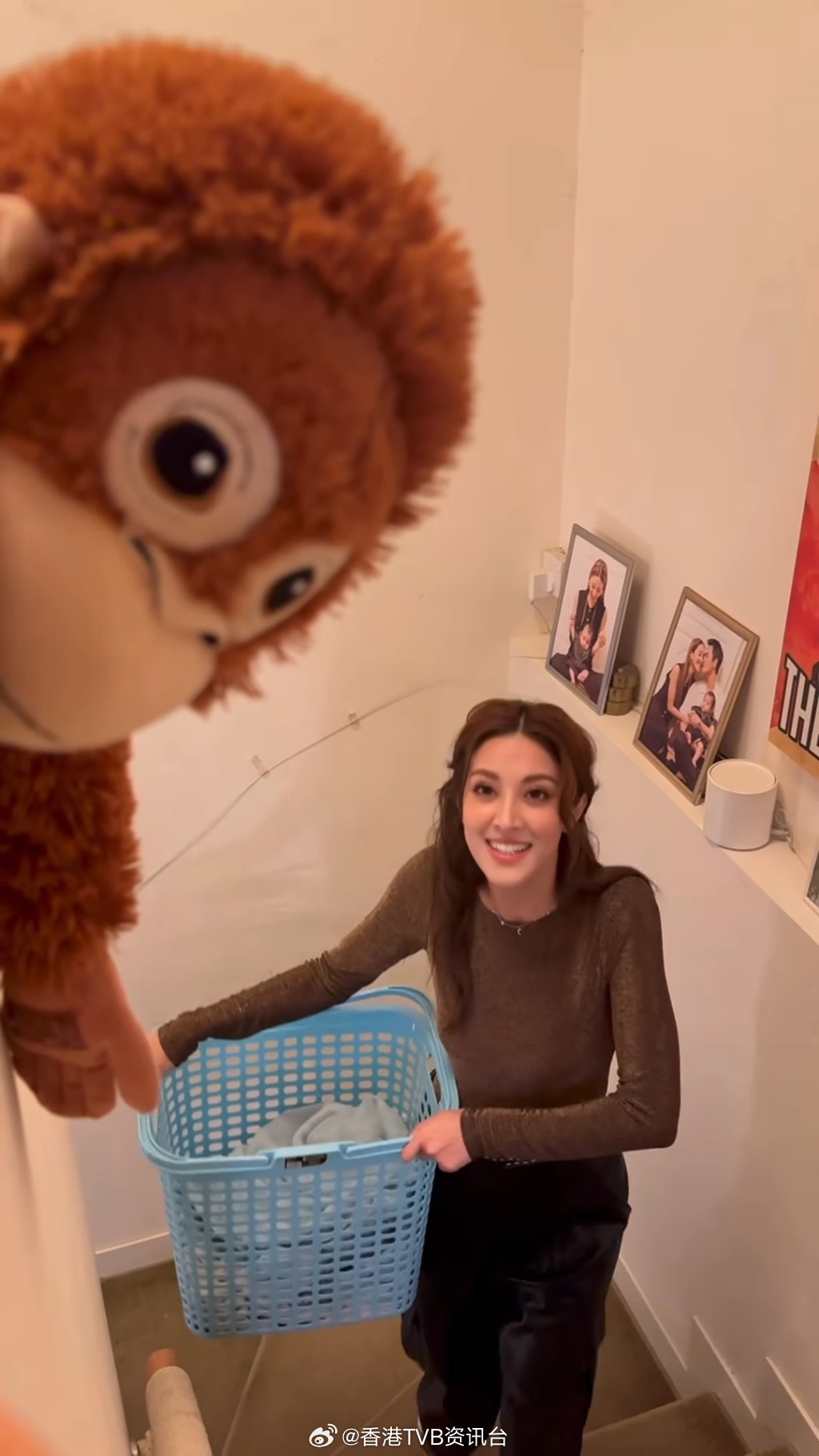 星岛：陈凯琳走匀爱巢跟风玩爆红公仔 复式豪宅超大空间全面睇 床头照泄自恋程度？近