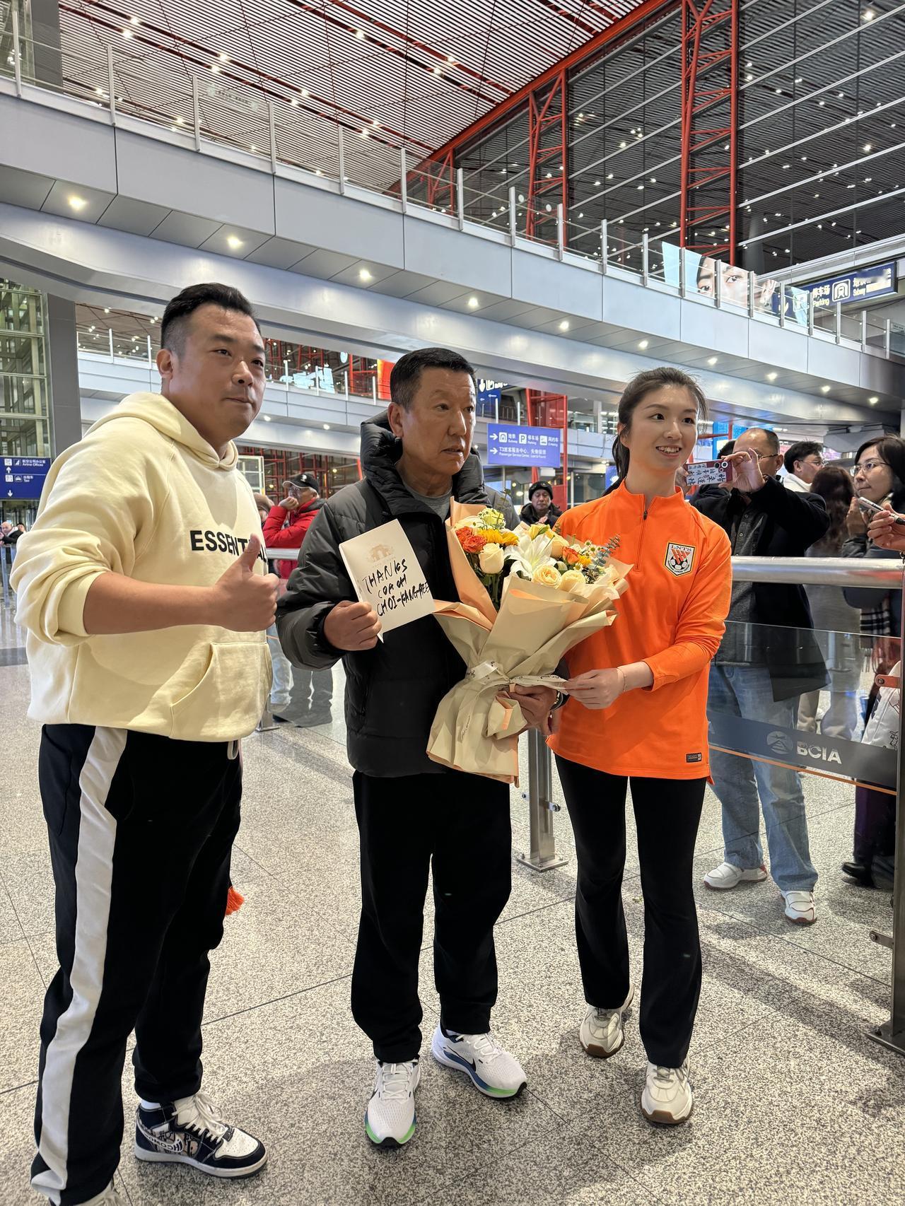 亚冠归来，泰山队球迷机场送给主教练崔康熙的礼物。