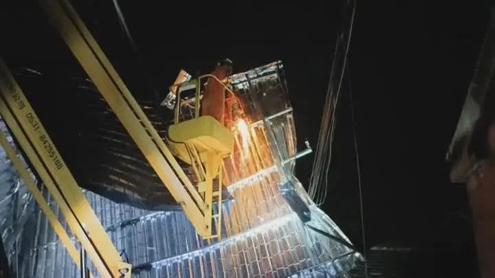 大风掀飞彩钢瓦挂高压线！高邮临泽连夜排险
 
高邮临泽镇遭遇短时强对流大风，一块