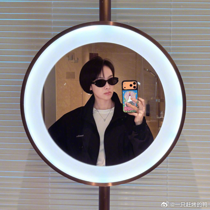 宋茜自拍拽姐感的神谁懂啊！宋茜的自拍可以说是拽姐本拽了，切换短发直接酷飒到底，墨