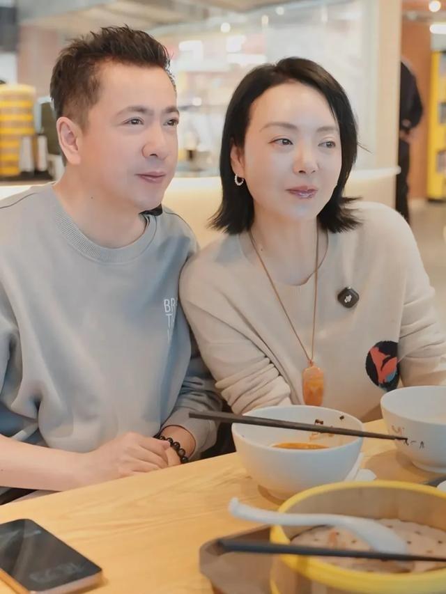 800亿灰飞烟灭，欠债22亿。你以为这就是王中磊的谷底？不，更扎心的是，他开了个