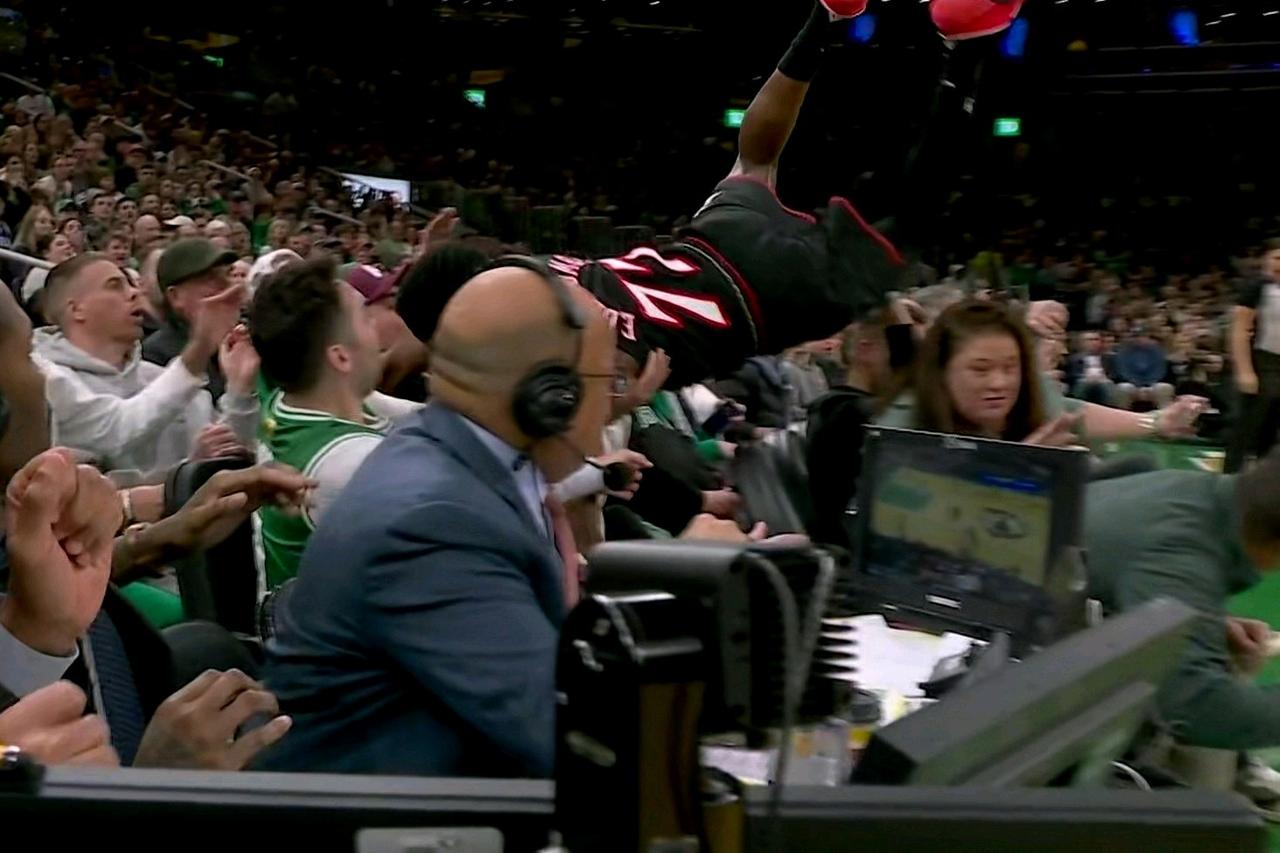 nba看球坐前排真的好危险！在费城客场挑战凯尔特人的末节比赛中发生惊魂一幕：艾奇