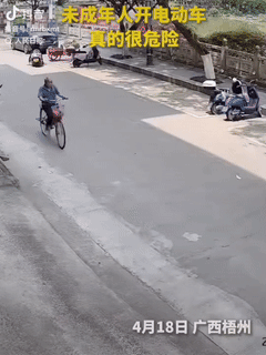 广西，街道上，两名未成年女孩骑电动车逆行，车速又快，顿时与一位骑自行车老人撞个正
