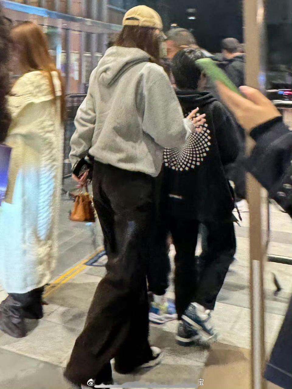 来自成长的温柔暴击！小海绵的身高真是肉眼可见地窜升，都到Baby肩膀了！ 