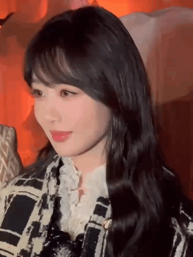 #杨紫看秀look# 杨紫怼脸wink，可爱俏皮。 ​​​