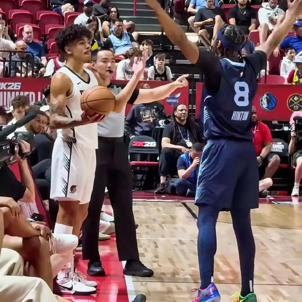 看到中国裁判孙健出现在NBA夏季联赛的吹罚现场，你会发现：不是我们的裁判吹罚不行