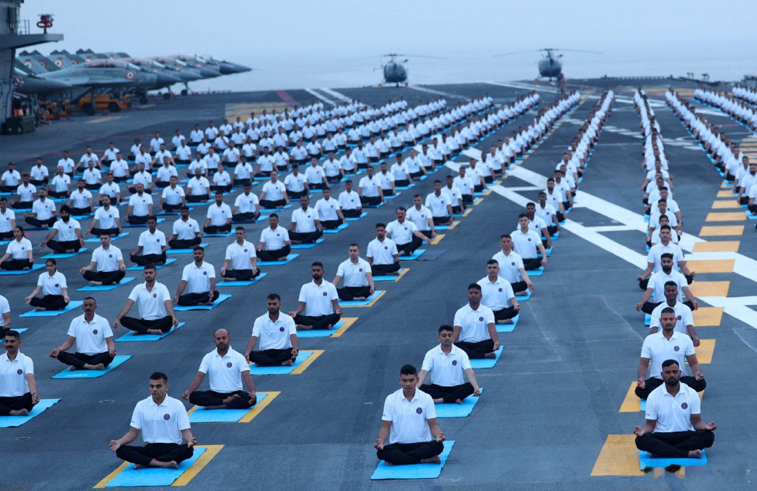 印海军官兵集体在航母做瑜伽   当年阅兵玩摩托叠罗汉的名场面还没忘，现在直接把航