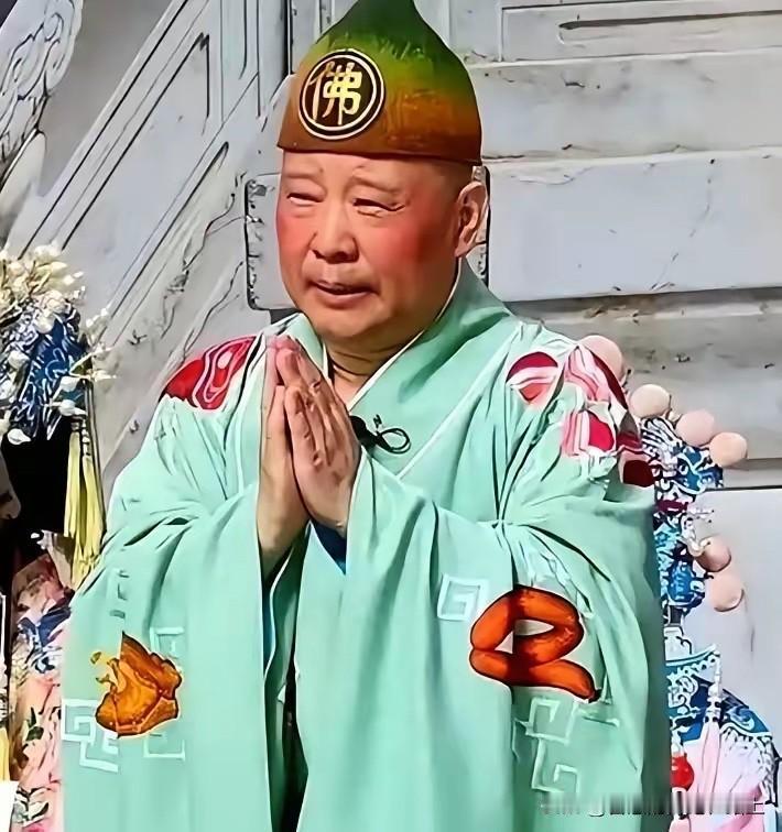 就改了一句歌词惹出大风波，老郭改编红色经典被查。都说台上无大小，可有些刻进民族记
