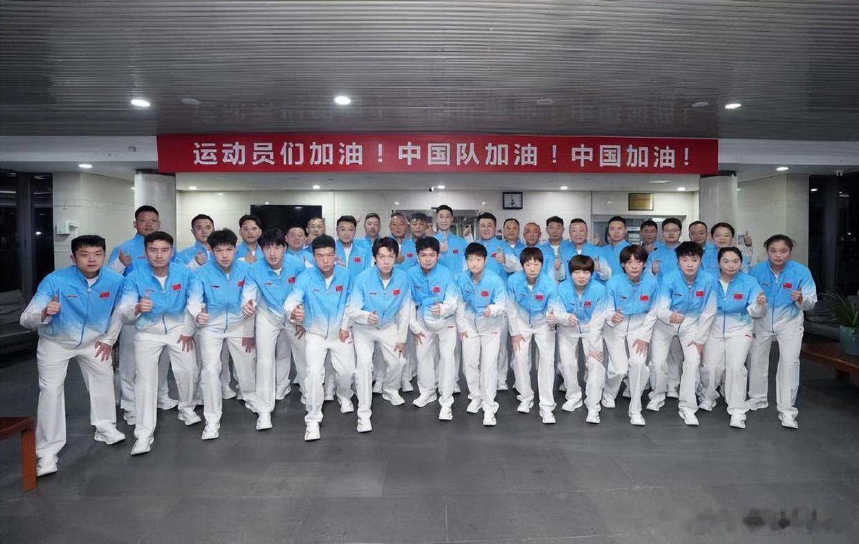 这两天的乒坛好热闹。

这边，国乒主力孙颖莎王楚钦等雄赳赳气昂昂出征名古屋亚运会