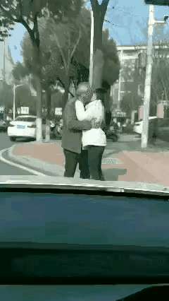 你情我愿的事，别人就不要多管闲事了吧，你看这老头都生气了