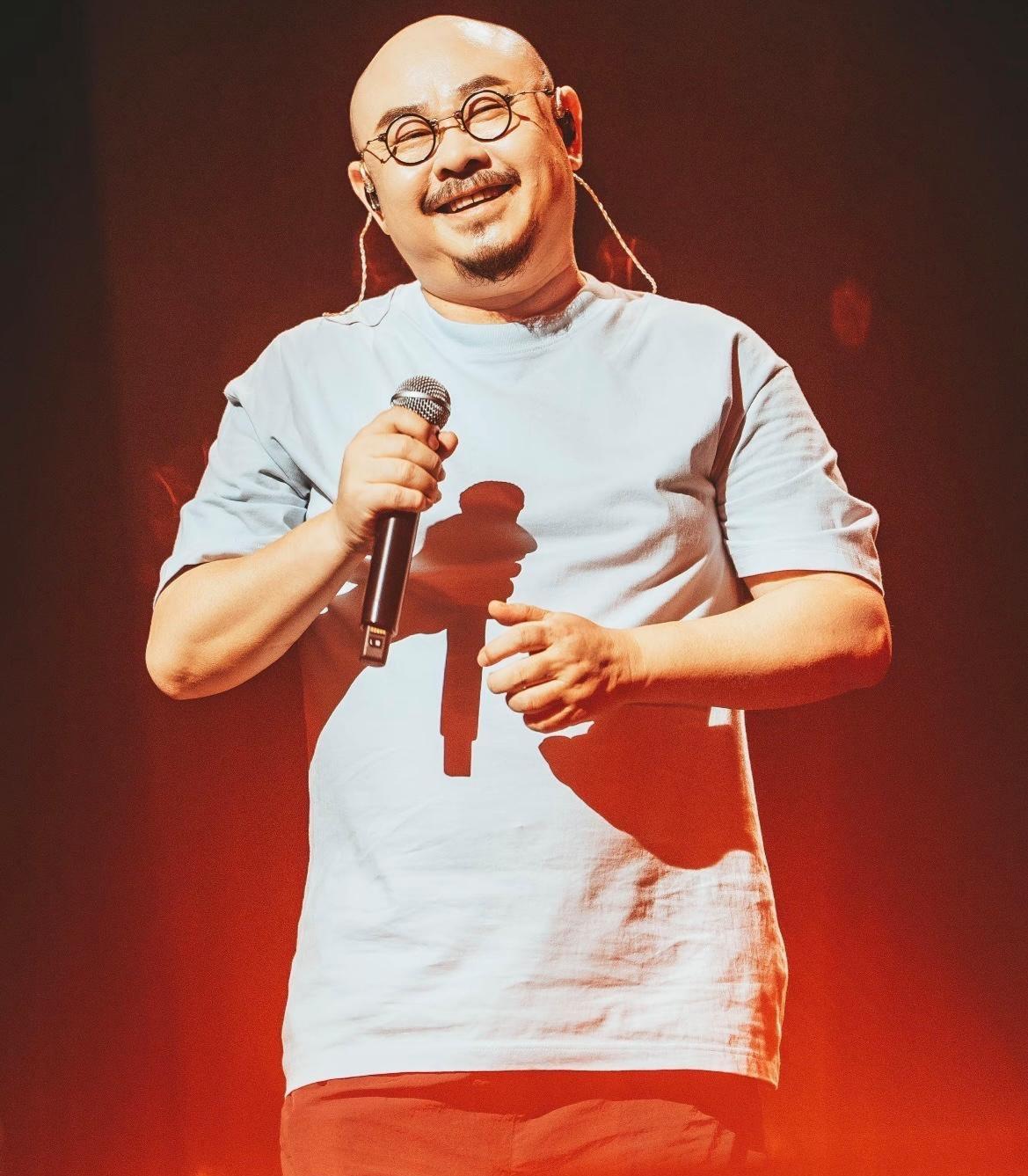 你觉得刀郎的成功主要靠什么?刀郎的成功源于其扎实的音乐能力与专注作品的人生态度。