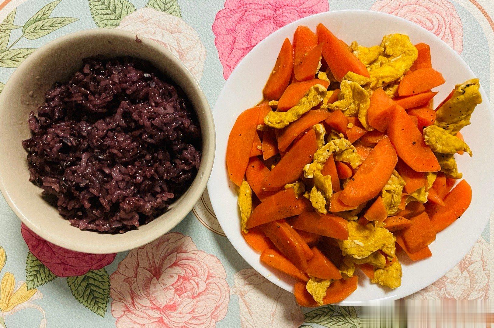 常年不吃碳水，其实会更容易反应迟钝、情绪差、得结石、血脂高等等。碳水是生命的燃料