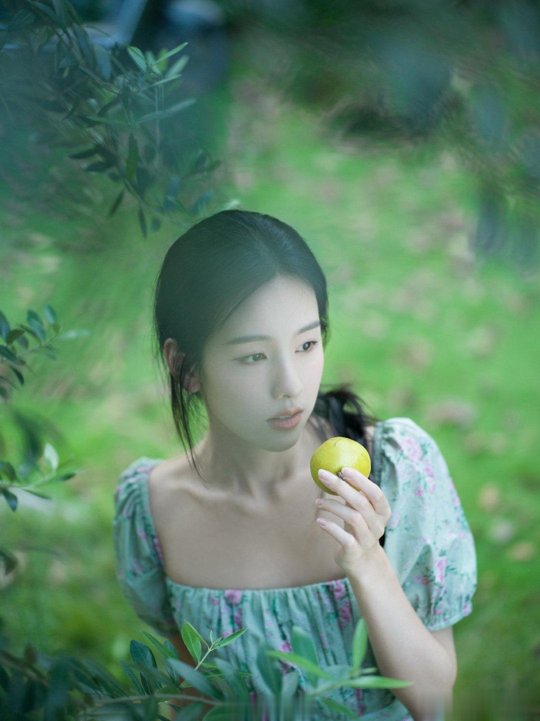 #陈都灵碎花抹胸裙##陈都灵碎花绿长裙# 不得不说，陈都灵的碎花抹胸绿色长裙真的
