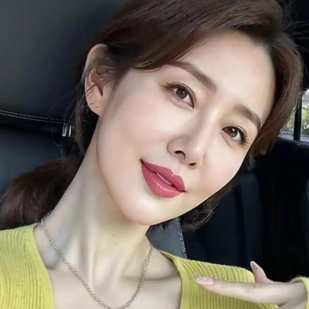 早以忙晚以忙，早也忙晚也忙，碎银几两泪断肠。酸甜苦辣肚里装，告诉自己要坚强。不干