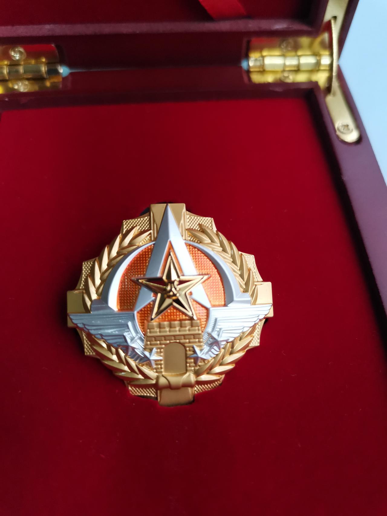 老伴从军40+年，今年喜得纪念章一枚！