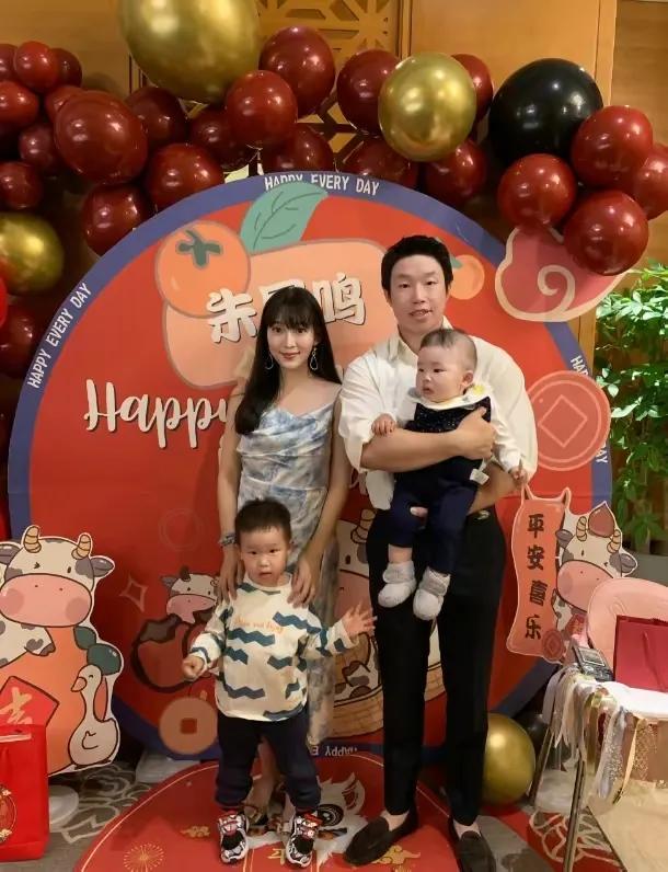 两个小烧饼跟爷爷长的是一模一样，简直就是爷爷的翻版，爷爷乐的偷笑🙊，媳妇愁的吼