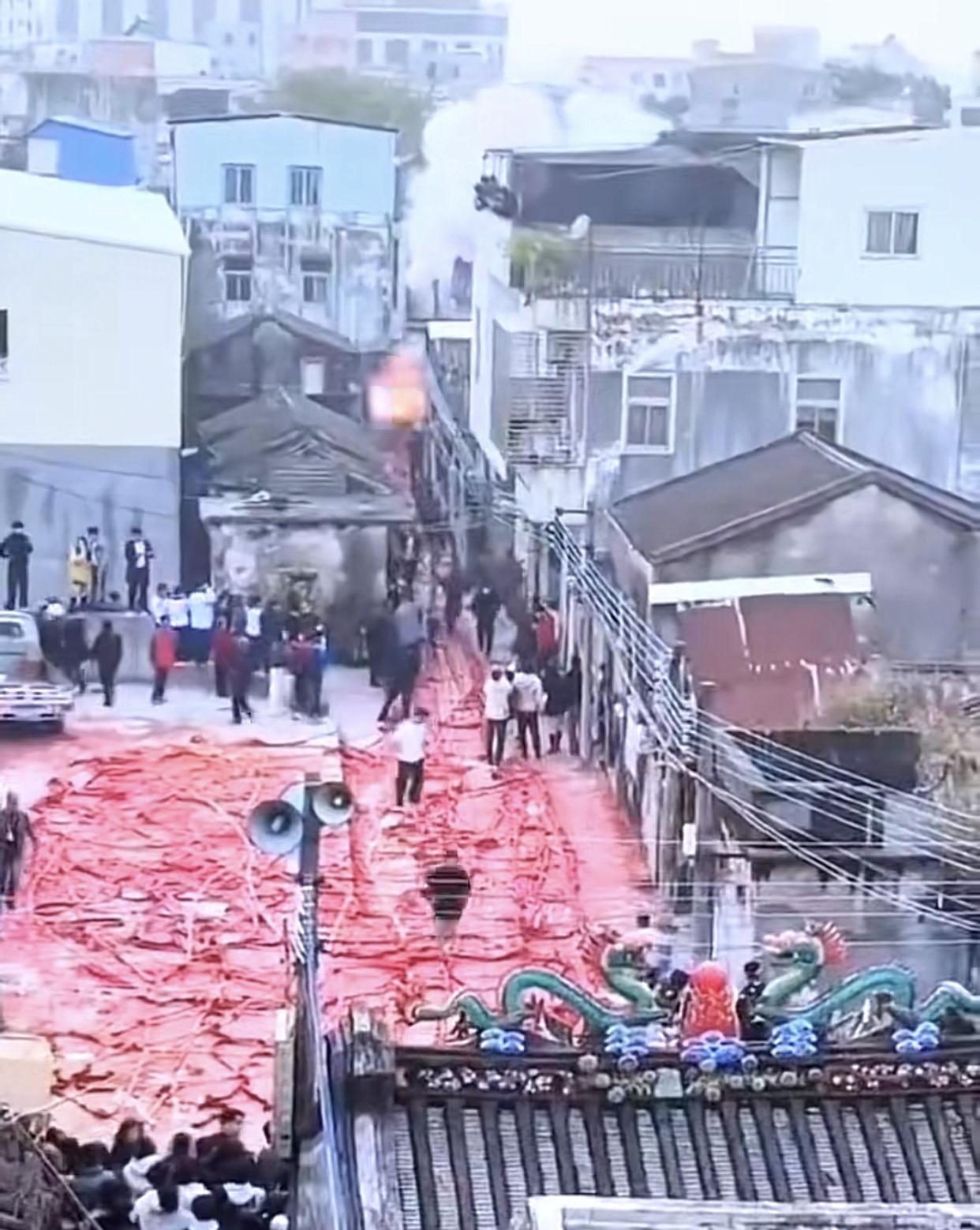 从村头放到村中间！在村民眼里，一切的传统形式，在没有鞭炮的声音，都是徒劳无味。