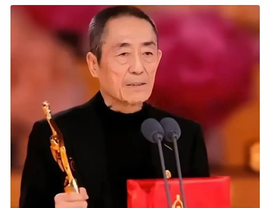 76岁的张艺谋，昨晚在百花奖现场，脸都快僵了。原因无他，旁边那位年轻貌美的女主持