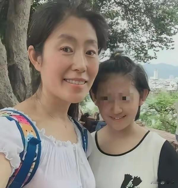 老师顶住压力收养贫困生20年后孩子两个字让恩师当场泪崩这恩值了
 
二十年后她哭