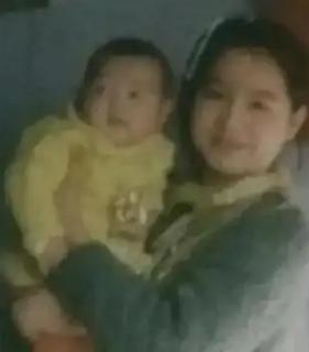 1976年，25岁女知青抱着4岁儿子回京，母亲气得半死，怒骂她未婚先孕，不知羞耻