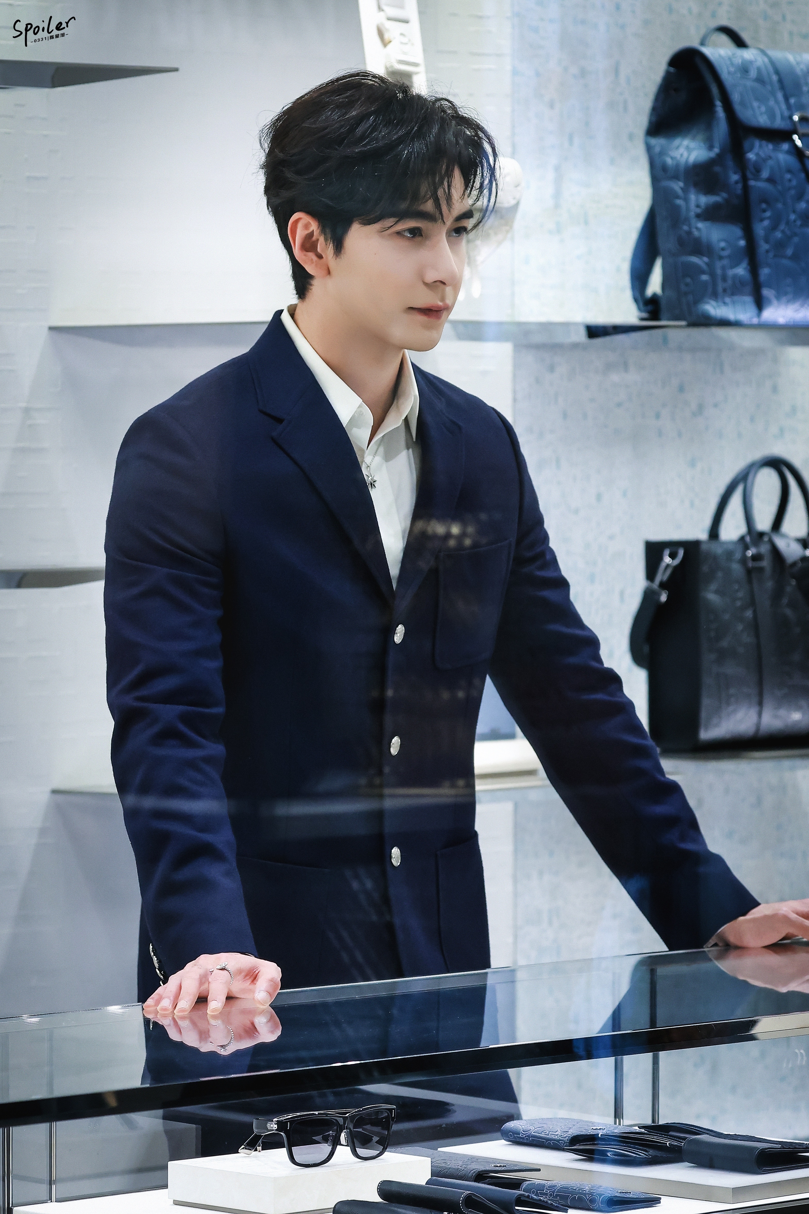 无需言语，眼神扫过便让人不敢随意放肆。 陈星旭肖稚宇📚陈星旭炎拓