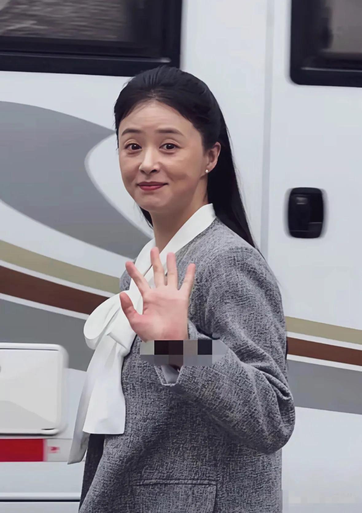 离开美颜和滤镜的女明星好丑啊，颜值还没有素人好看。你看照片中的蒋欣满脸皱纹，岁月