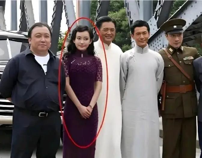 港圈大佬饭局，她坐C位
 
一张合影炸出真大佬。施南生，徐克前妻，金像奖前主席，