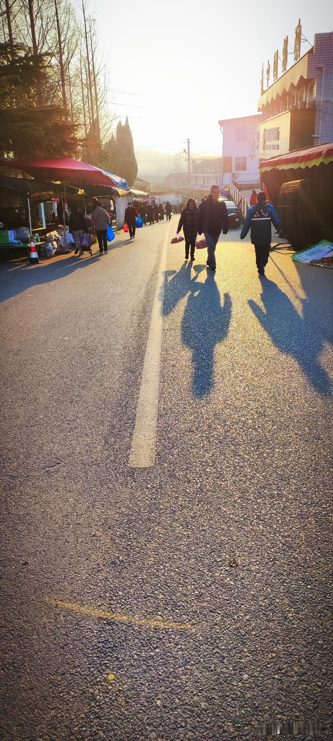 晒图笔记大赛迎着晨光去坡下的农贸市场，这段路是阳光铺设的金光大道。瞬间就在想：如