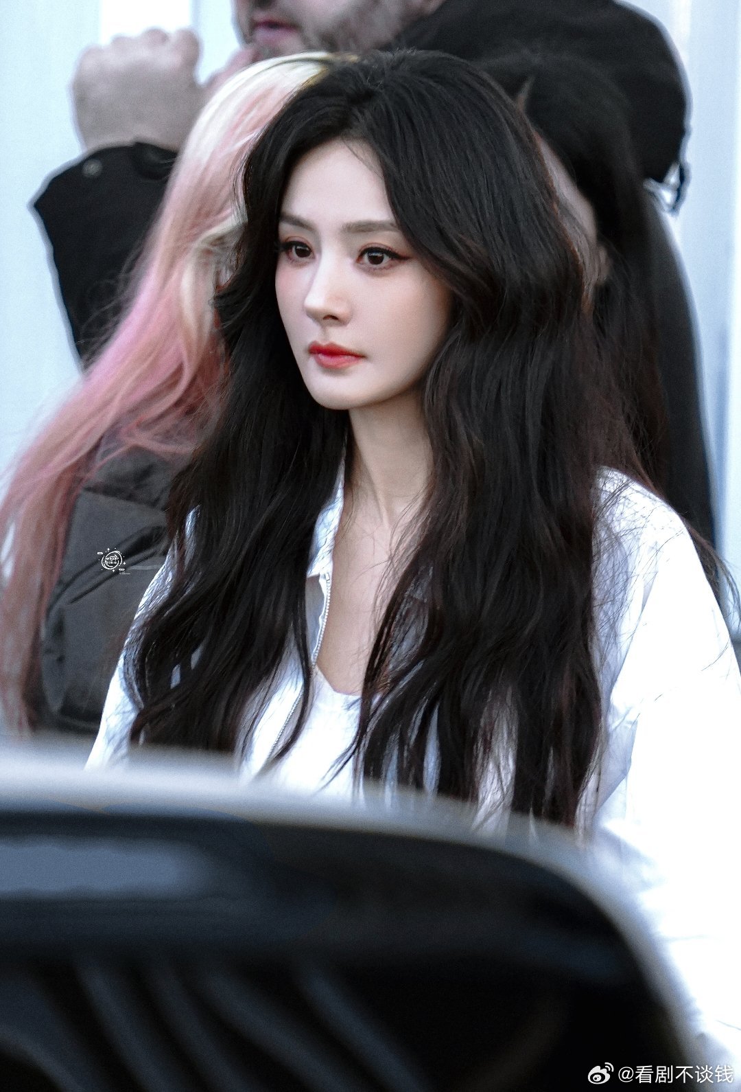 杨幂巴黎时装周看秀造型真的好像长大后的小时代林萧 好有故事感