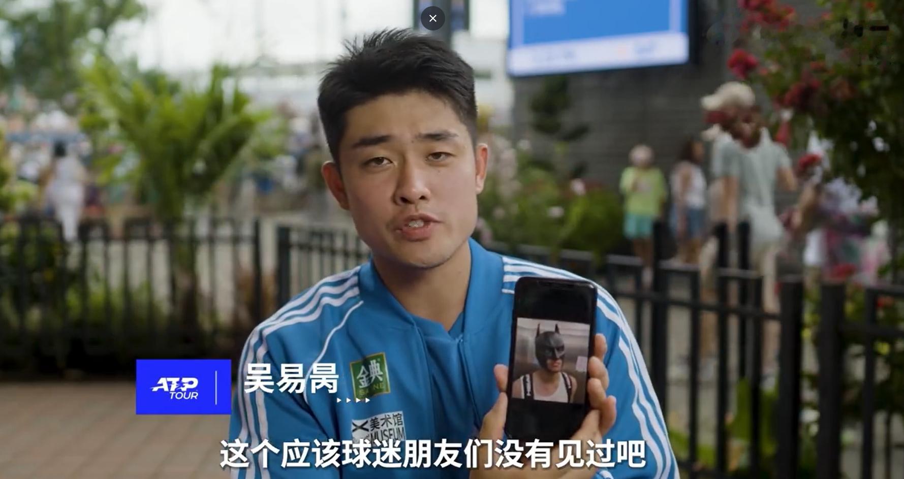 和自己的好兄弟买了一个头套戴着玩~#吴易昺手机私照大公开##吴易昺晒蝙蝠侠头套照