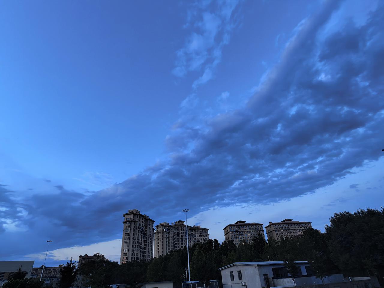 昨天晚上出外散步，看到天空上这一片残云，横扫长空，非常有气势。