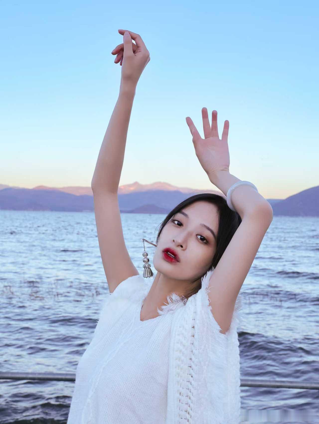 再捏造万千生灵众神当作玩具摄影：歌词：《第七日》陈粒 洱海