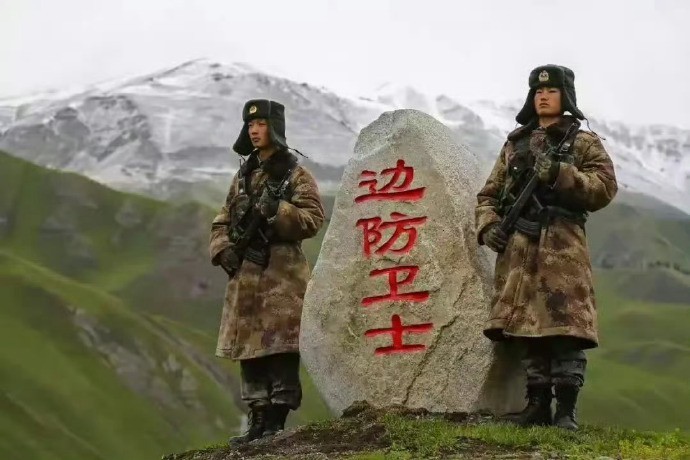 如果刷到，恳请您停留1秒钟，为英勇的边防战士点赞致敬，这才是我们该追的星！ 