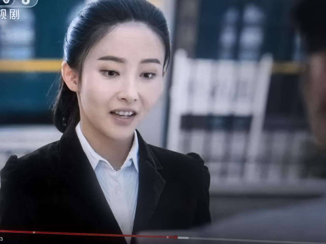她是谁？
芝芝妹妹？
看起来真像！
会不会是两姐妹……
真的是太像了！
不注意还