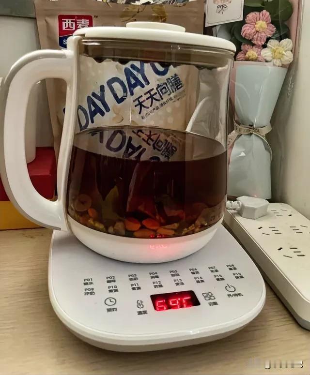 炎炎夏日，一壶养生茶，
助我一臂之力，度过工作的一个个难关。