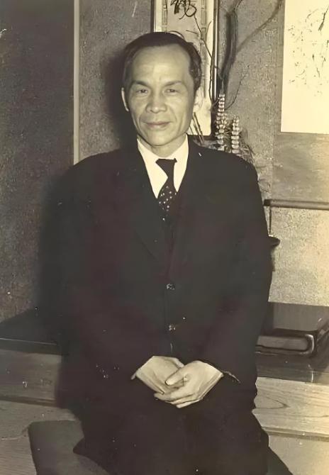 要说胡兰成这号人物，简直就是近代历史上的一朵奇葩——论才华，他能让张爱玲倾倒、让