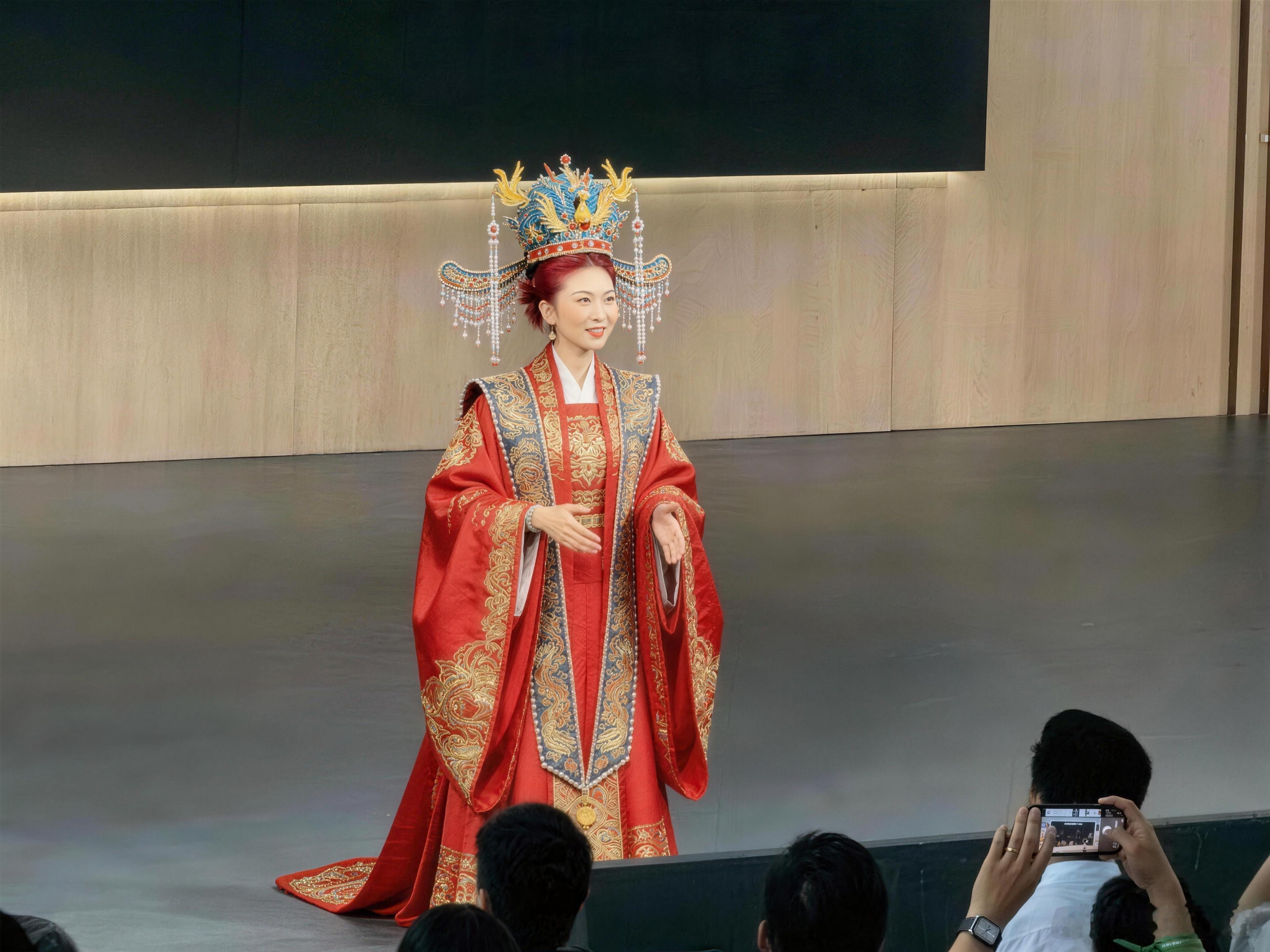 今天理想的 livis Day 上，讲的非常好，大家说他是公主，给 P 了一个迪