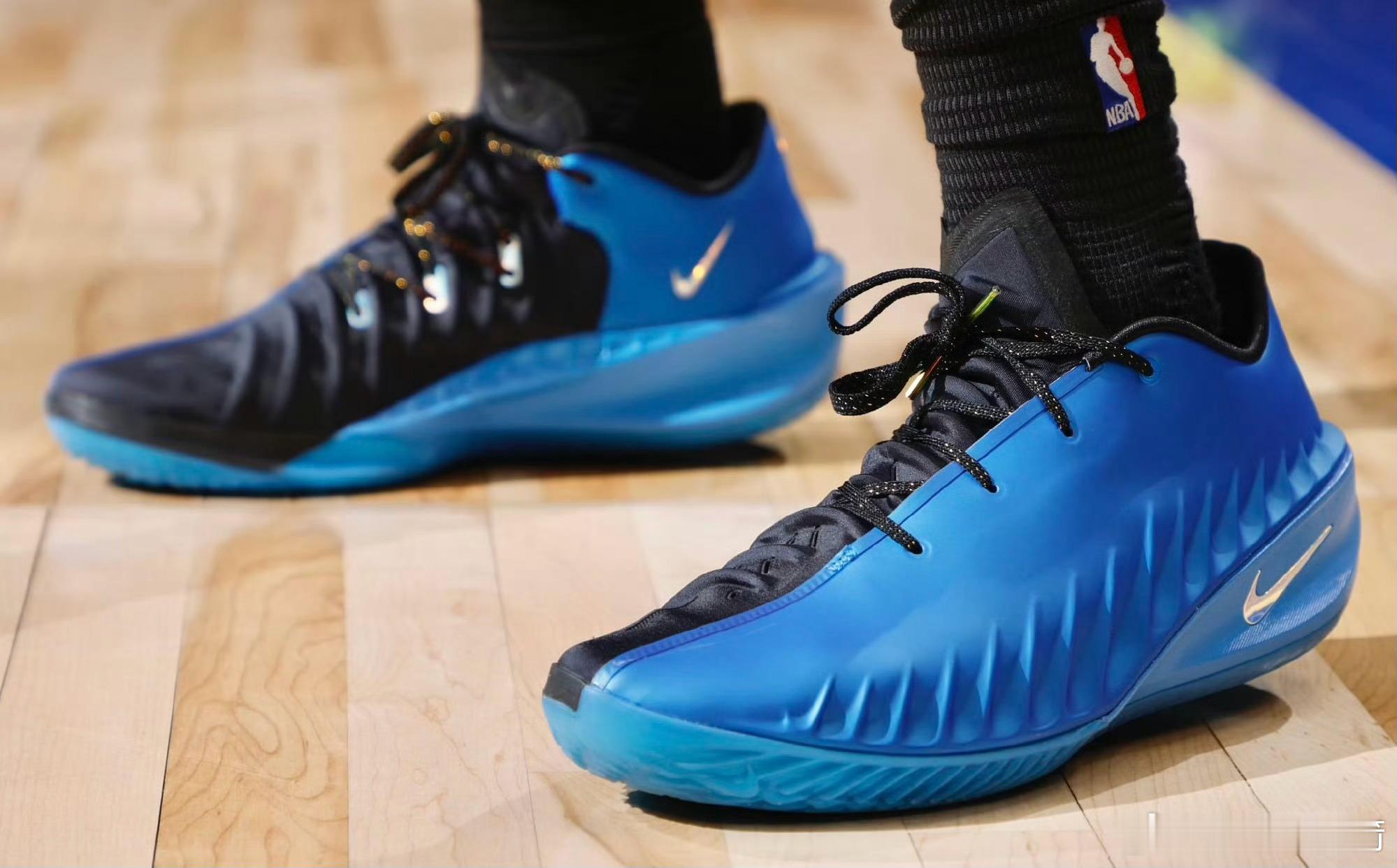 有一说一，汤普森兄弟这双NIKE PE，让我近几年第一次有买球鞋的冲动。 